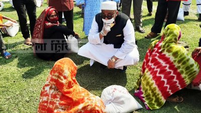 প্রধানমন্ত্রীর উপহার পৌঁছে দিচ্ছেন তথ্য প্রতিমন্ত্রী