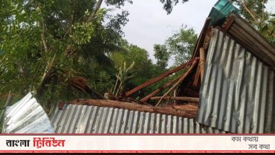 ঝড়ে উড়ে গেছে ঘরের চাল 