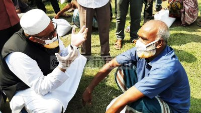 প্রধানমন্ত্রীর উপহার পৌঁছে দিচ্ছেন তথ্য প্রতিমন্ত্রী