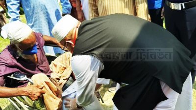 প্রধানমন্ত্রীর উপহার পৌঁছে দিচ্ছেন তথ্য প্রতিমন্ত্রী