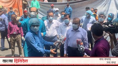 মশা নিধন অভিযান পরিচালনার সময় সাংবাদিকদের সঙ্গে কথা বলছেন মন্ত্রী তাজুল ইসলাম