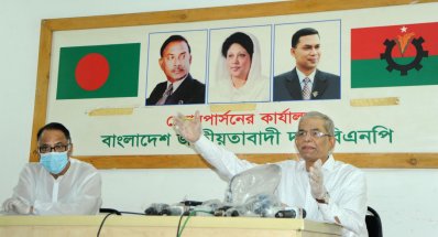 সংবাদ সম্মেলনে বক্তব্য রাখছেন মির্জা ফখরুল ইসলাম আলমগীর