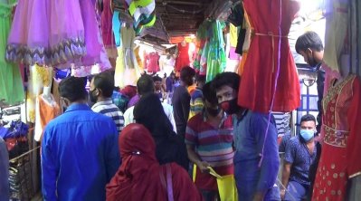 বৈরী আবহাওয়া উপেক্ষা করে পোশাকের দোকানে ভিড়