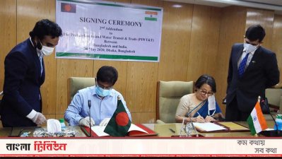 সংযোজনীপত্রে স্বাক্ষর করছেন নৌপরিবহন মন্ত্রণালয়ের সচিব মোহাম্মদ মেজবাহ্ উদ্দিন চৌধুরী এবং বাংলাদেশে ভারতের হাইকমিশনার রীভা গাঙ্গুলি দাশ