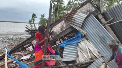 ঝড়ে বিধ্বস্ত বাগেরহাটে শত শত কাঁচা ঘরবাড়ি