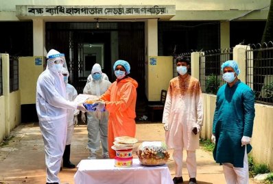 করোনা রোগীদের জন্য পাঠানো খাবার