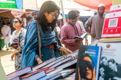 বই দেখছেন ক্রেতারা