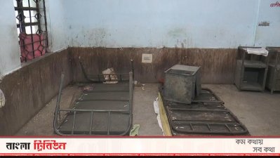 হাসপাতালের ভেতরে ভাঙচুর