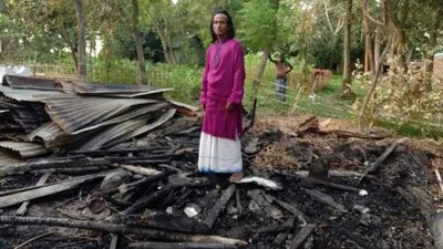 পুড়ে ছাই হয়ে যাওয়া ঘরে রণেশ ঠাকুর