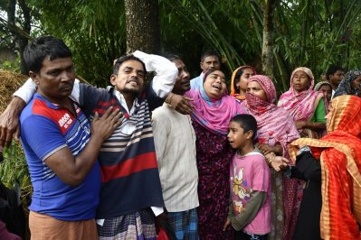 ঝড়ে ক্ষতিগ্রস্তদের আহাজারি