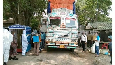 ভারতীয় ট্রাক বাংলাদেশে প্রবেশ করছে