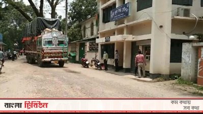 হিলি শুল্ক স্টেশনে ভারতীয় পণ্যবাহী ট্রাক