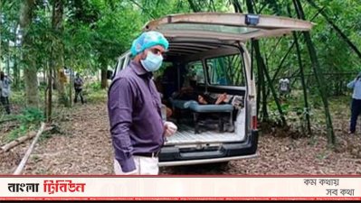 প্রতিবন্ধী শিশু রাকিব শেখকে উদ্ধার করে অ্যাম্বুলেন্সে হাসপতালে নেওয়া হচ্ছে