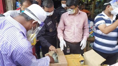নকল স্যানিটাইজার বিক্রি, ৪ দোকানকে আড়াই লাখ টাকা জরিমানা