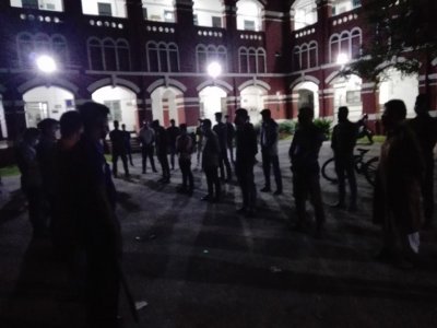 আড্ডা দেওয়ার সময় আটক ব্যক্তিদের কালেক্টরেট চত্বরে জড়ো করা হয়