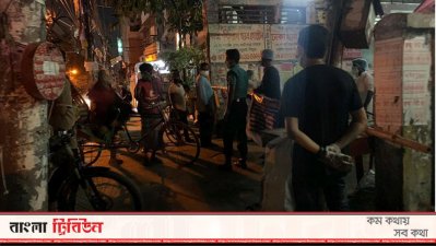 ব্যারিকেডের সামনে রাজাবাজার এলাকায় প্রবেশ প্রত্যাশী বেশ কিছু বাসিন্দাকে দেখা গেছে