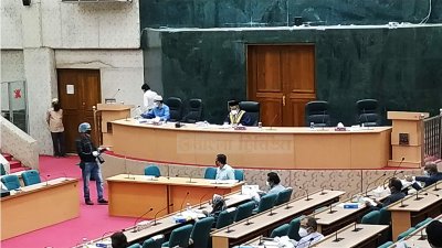 ছবিতে উপাচার্যের পাশের গুরুত্বপূর্ণ পদধারীদের চেয়ারগুলো খালি দেখা যাচ্ছে (ছবি: ঢাবি প্রতিনিধি)