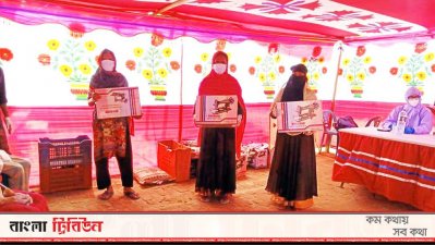 গোমতীর চরাঞ্চলের কিছু সুবিধাবঞ্চিত নারীকে কর্মোক্ষম করে গড়ে তুলতে তাদের হাতে সেলাই মেশিন তুলে দেয় বার্ড।