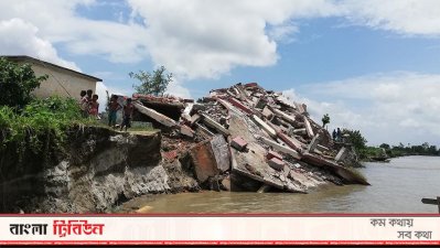 তিন চারদিন আগেও ছিল দোতলা পাকা সরকারি প্রাথমিক বিদ্যালয়। কিন্তু, নদীর ভাঙনে অর্ধেক গেছে তলিয়ে, বাকিটা ধ্বংসস্তূপ হয়ে বিলীনের অপেক্ষায়।