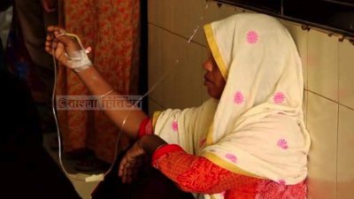 সাপের কামড়ে অসুস্থ নারী রোগী