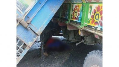 দুই ট্রাকের সংঘর্ষে ঘটনাস্থলেই দুই জন প্রাণ হারান  