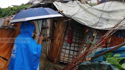 ঝড়ো বাতাস ও বৃষ্টিতে রোহিঙ্গা ক্যাম্পের অনেক ঘরের ক্ষতি হয়েছে