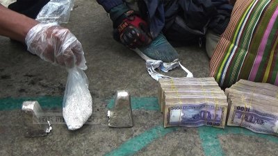 প্রায় ৬ কেজি রুপা ও ২২ লাখ টাকাসহ দুই জনকে আটক করা হয়