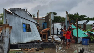 হঠাৎ টর্নেডোয় লন্ডভন্ড সব