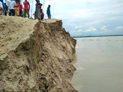 ধরলা নদীর পানির চাপে ভাঙছে জগমনের চর