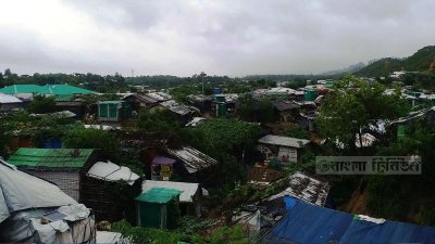রোহিঙ্গা শিবিরে পাহাড়ের পাদদেশে ঝুঁকিপূর্ণ বসবাস
