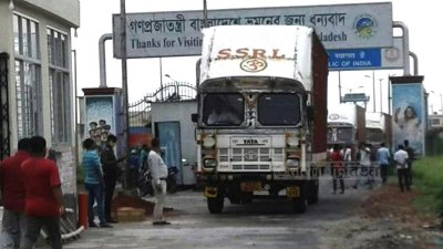 ভারতীয় পণ্যবাহী ট্রাক বাংলাদেশে প্রবেশ করেছে 