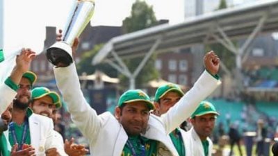 চ্যাম্পিয়নস ট্রফি জয়ের পর সরফরাজ। ছবি: টুইটার