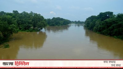 নদী গর্ভ অগভীর, তাই বৃষ্টির পানিতেই দুই কুল উপচে পড়ছে নদীর পানি।