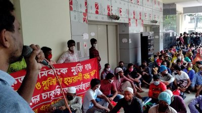 বেতনের দাবিতে প্যারাডাইস ক্যাবলের শ্রমিকদের লাগাতার অবস্থান কর্মসূচি