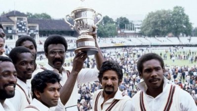 ক্লাইভ লয়েডের হাতে বিশ্বকাপ ট্রফি- ফাইল ছবি।