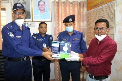 কেএন-৯৫ মাস্ক ও হ্যান্ড গ্লাভস বিতরণ