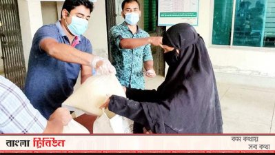 আওয়ামী লীগের প্রতিষ্ঠাবার্ষিকী উপলক্ষে দুস্থদের মাঝে খাদ্যসামগ্রী বিতরণ করা হচ্ছে