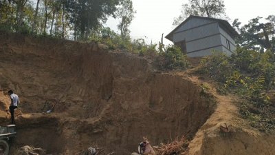 পাহাড়ে ঝুঁকিপূর্ণ বাস
