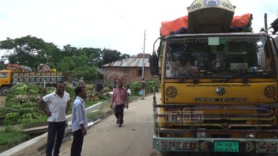 পাহাড়ে উৎপাদিত বিভিন্ন ফল ট্রাকে করে যায় দেশের নানা প্রান্তে