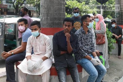 সামাজিক দূরত্বের বালাই নেই (ছবি: সাজ্জাদ হোসেন) 