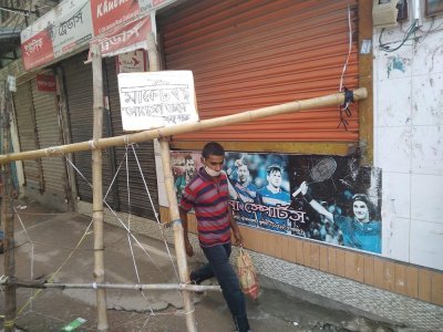 ব্যারিকেড উপেক্ষা করেই বাজারে আসছে লোকজন