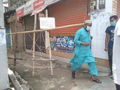 ব্যারিকেড উপেক্ষা করেই বাজারে আসছে লোকজন