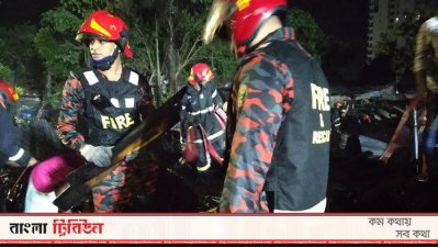 আগুন নেভাতে কাজ করেন ফায়ার সার্ভিসের কর্মীরা