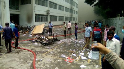 শ্রমিক ছাঁটাইয়ের প্রতিবাদে ভাঙচুর-অগ্নিসংযোগ