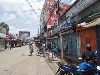 দোকানের শাটার টানা বাইরে দাঁড়িয়ে চলছে ক্রেতার খোঁজ