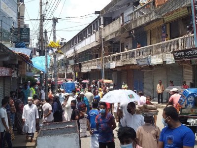 বাজার বন্ধ, তারপরও মানুষের ভিড়