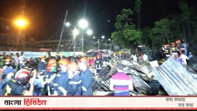 আগুন নেভাতে কাজ করেন ফায়ার সার্ভিসের কর্মীরা