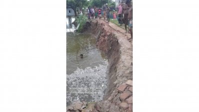 রাস্তা ভেঙে নদী গর্ভে বিলীন