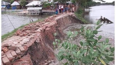 রাস্তা ভেঙে নদী গর্ভে বিলীন