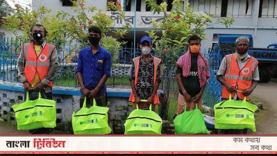 রবিবার নোয়াখালী ও পটুয়াখালী পৌরসভায় পিপিই বিতরণ করা হয়েছে